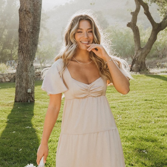 NWOT Show me your Mumu Nicole Maxi Satin Tiered Dress
Bridesmaid-Champagne - Picture 4 of 6